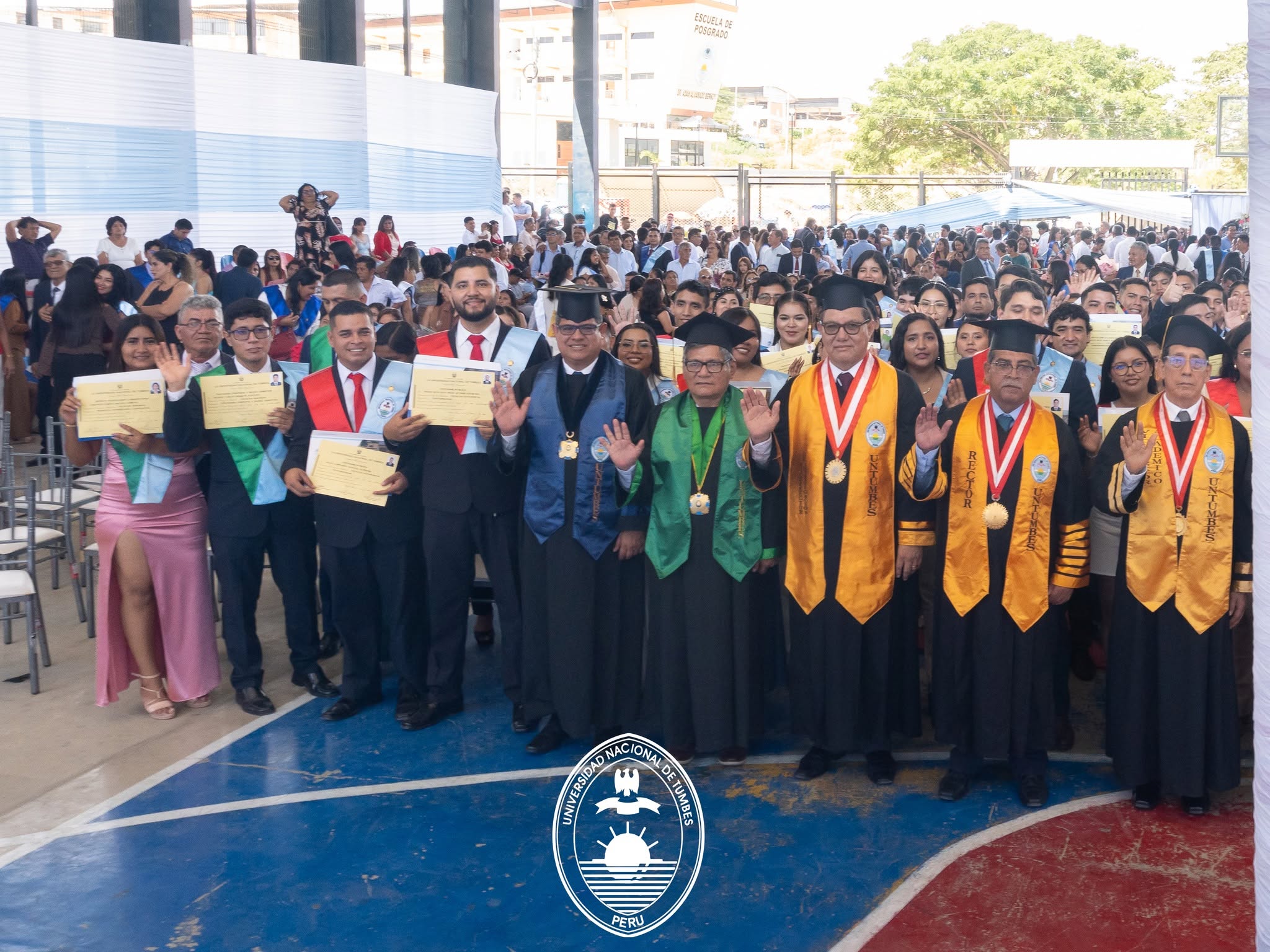 195 NUEVOS PROFESIONALES RECIBEN SU TÍTULO Y COMIENZAN UNA NUEVA ETAPA AL SERVICIO DEL PAÍS